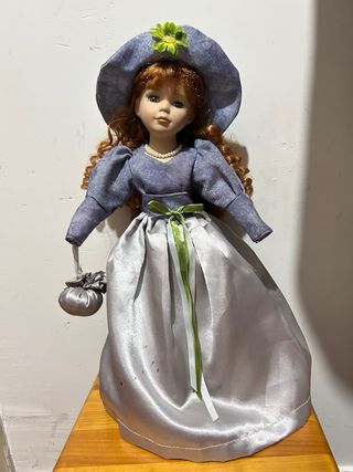 Muñeca antigua de porcelana con vestido