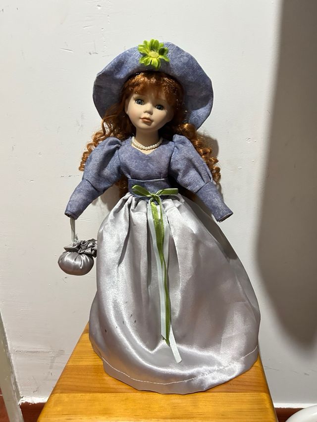 Muñeca antigua de porcelana con vestido