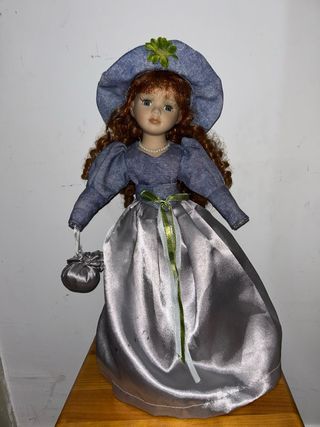 Muñeca antigua de porcelana con vestido