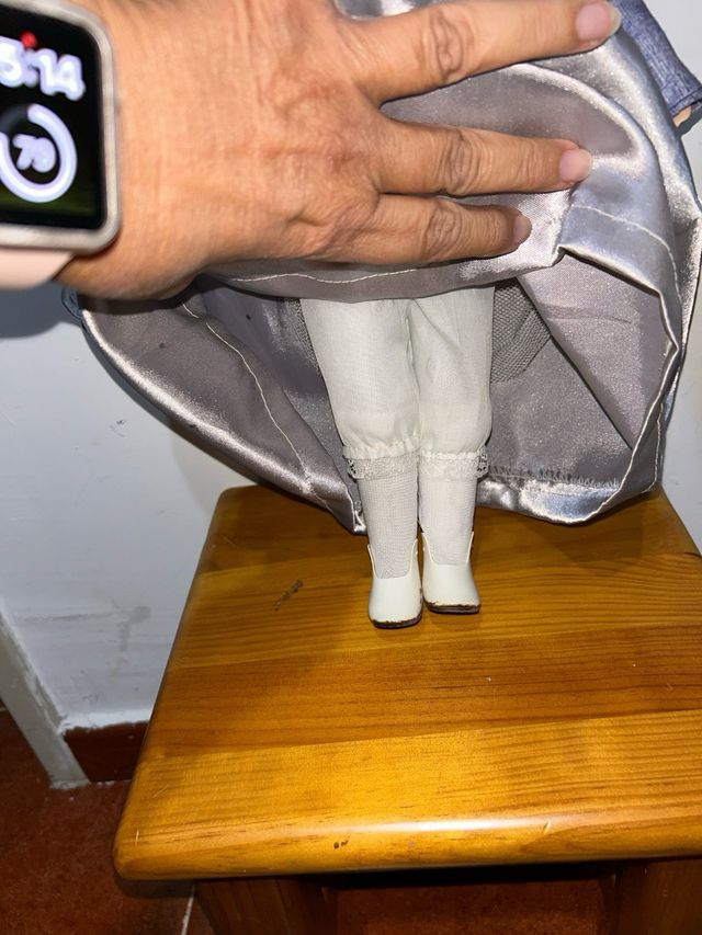 Muñeca antigua de porcelana con vestido