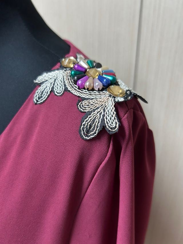 Vestido de fiesta burdeos con adornos T.XL