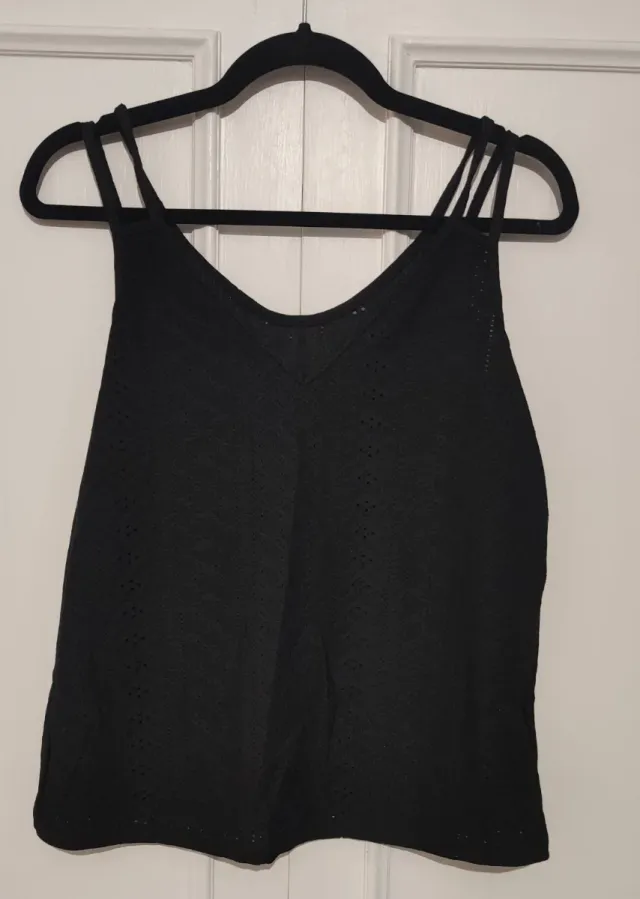 Camiseta tirantes negra con detalles