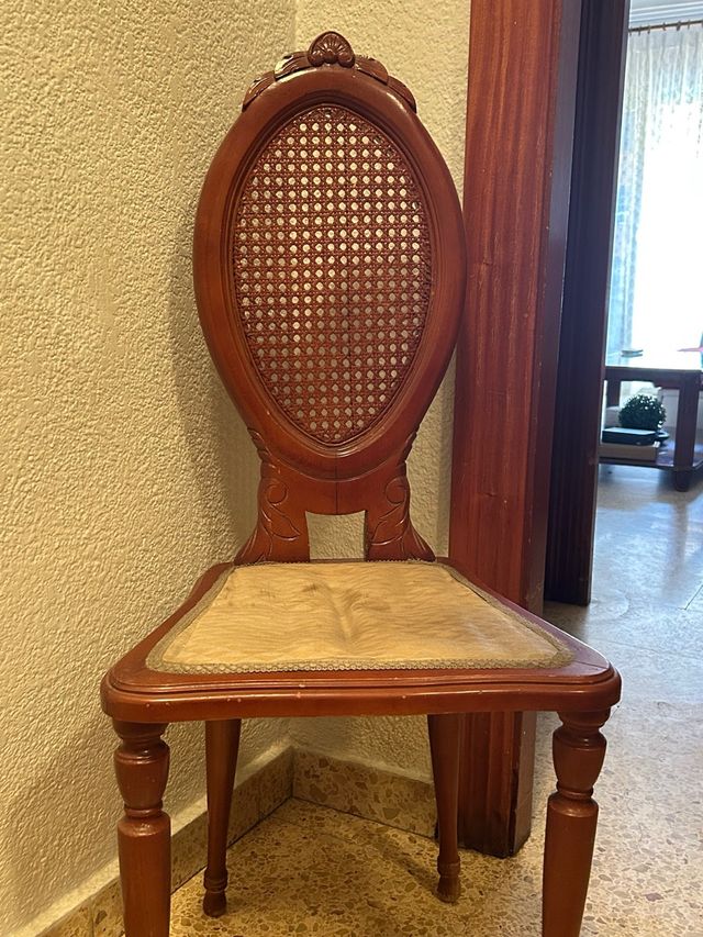 Sedia in legno con sedile in tessuto e applicazioni