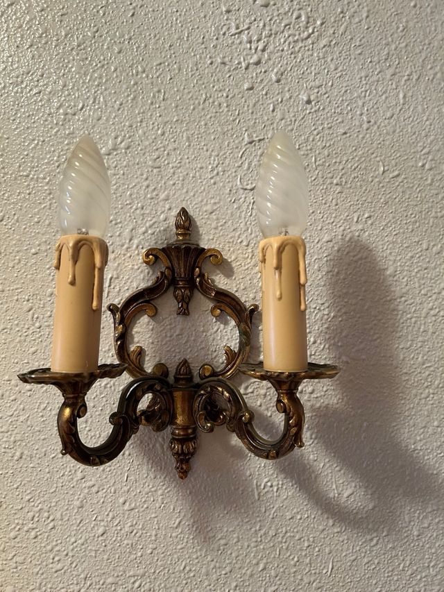 Sedia in legno con sedile in tessuto e applicazioni