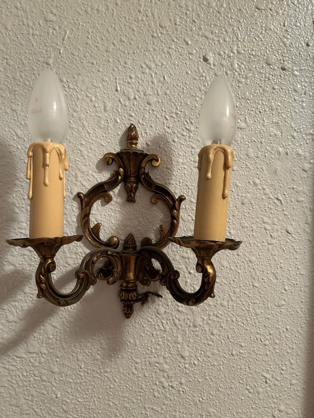 Sedia in legno con sedile in tessuto e applicazioni