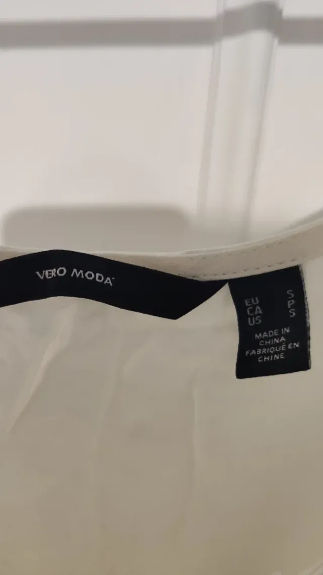 Camiseta de tirantes blanca con botones