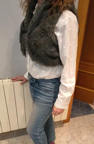 Chaleco pelo sintético gris