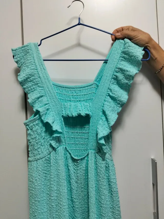 Mono niña verde agua