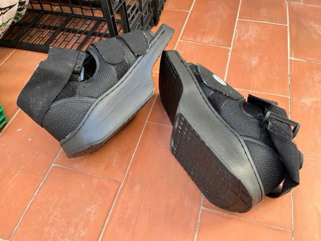 Zapatos posoperatorios Darco negros.