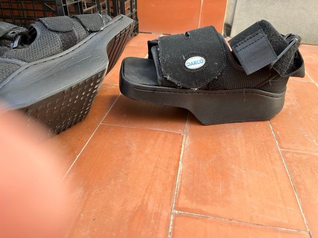Zapatos posoperatorios Darco negros.