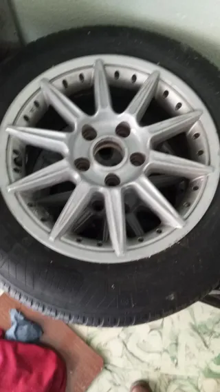 Llanta de aleación plateada