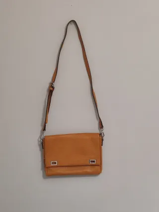 Bolso pequeño color camel Correa extraíble
