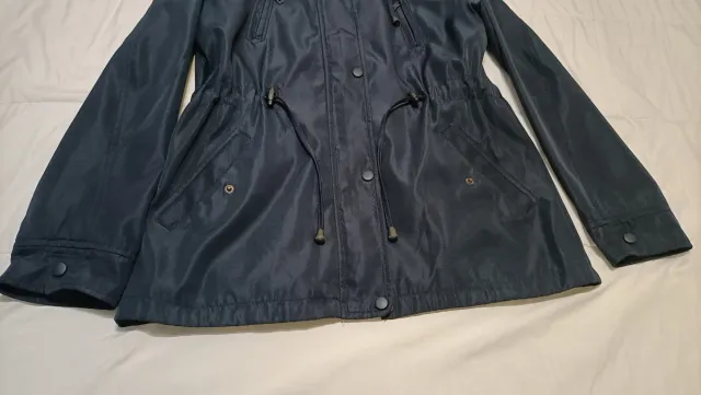 Chaqueta impermeable azul con capucha
