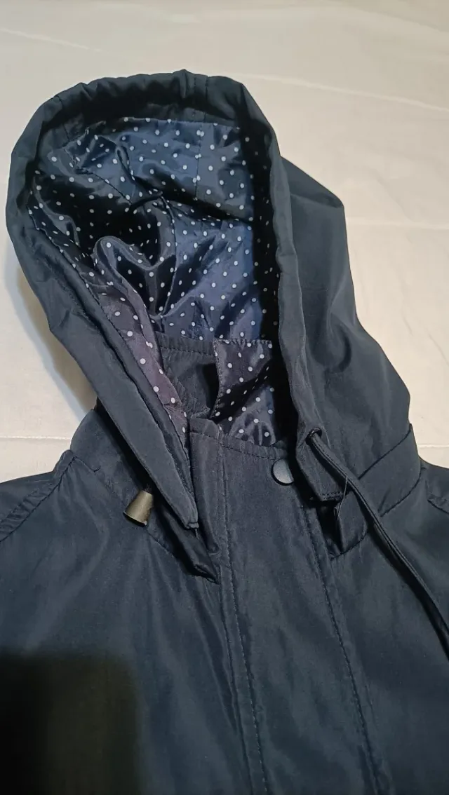 Chaqueta impermeable azul con capucha