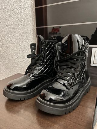 Botas de charol estilo militar