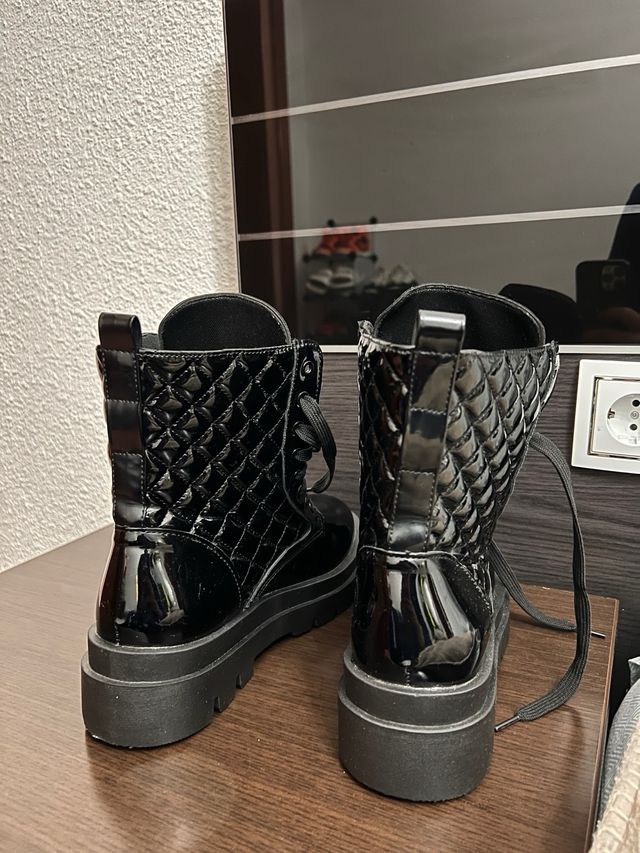 Botas de charol estilo militar