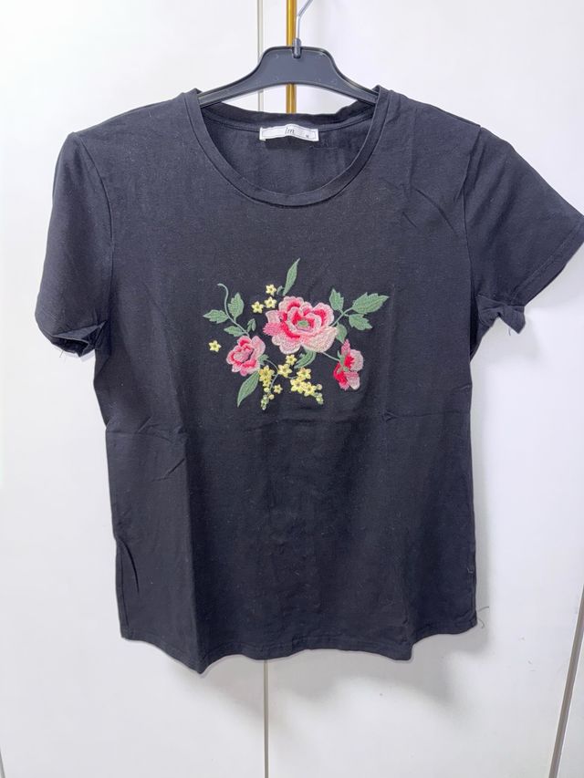 Camiseta negra bordada flores