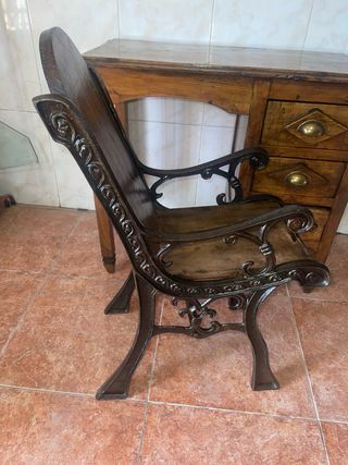 Escritorio de madera con cajones para niños
