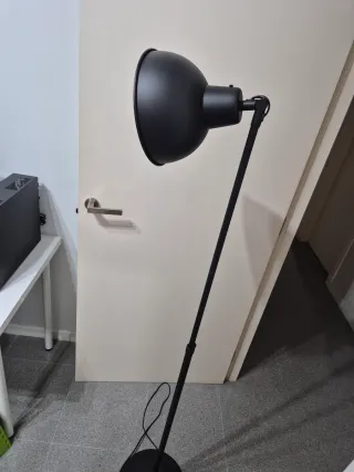 Lámpara de pie moderna negra