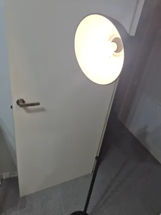 Lámpara de pie moderna negra