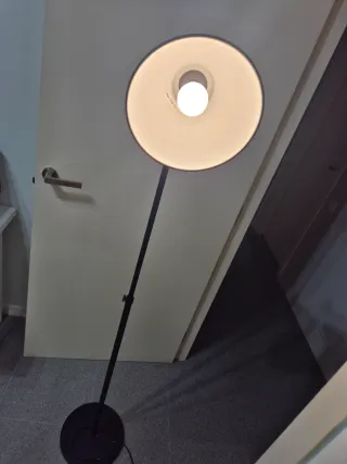 Lámpara de pie moderna negra