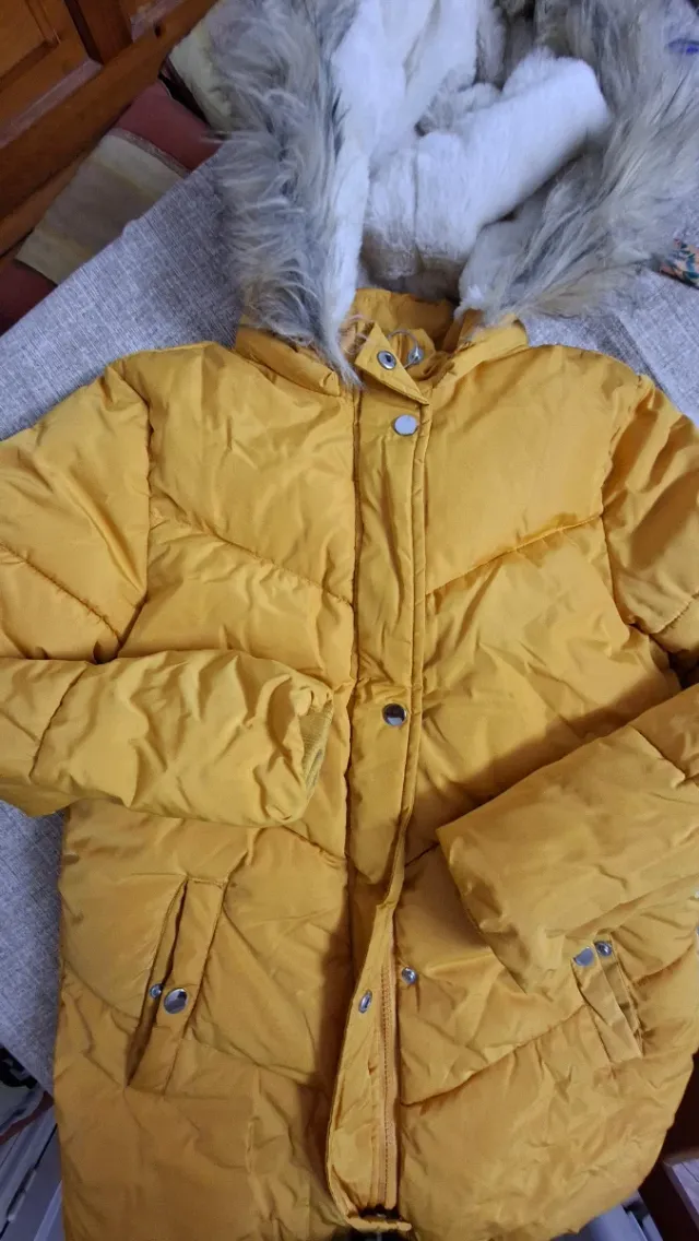 Chaqueta amarilla con capucha