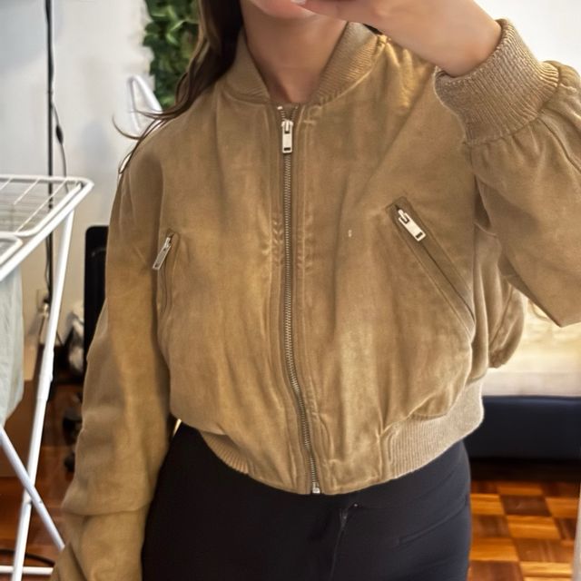 Chaqueta bomber corta Zara beige