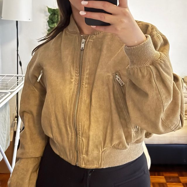 Chaqueta bomber corta Zara beige