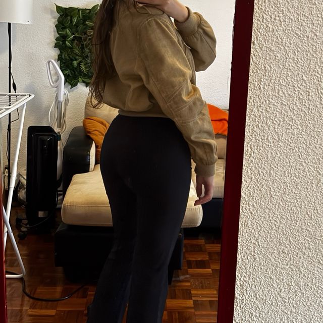 Chaqueta bomber corta Zara beige