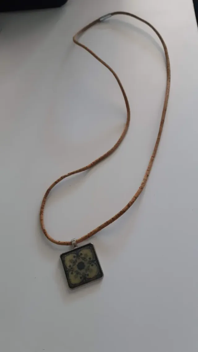 Collar con colgante cuadrado