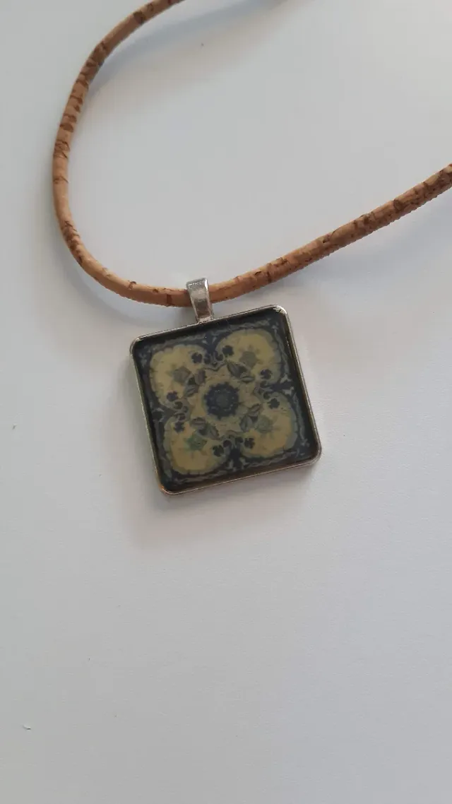 Collar con colgante cuadrado