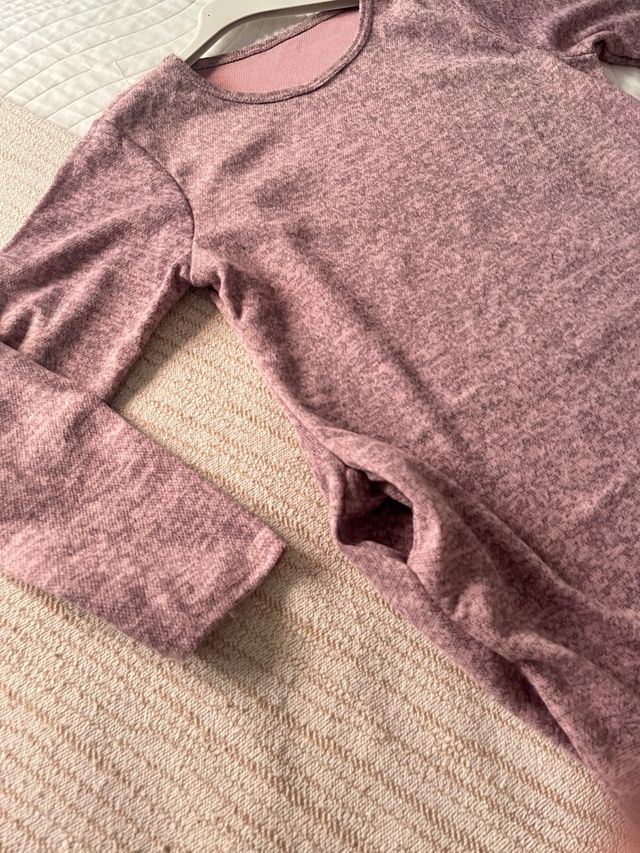 Vestido jaspeado rosa manga larga.