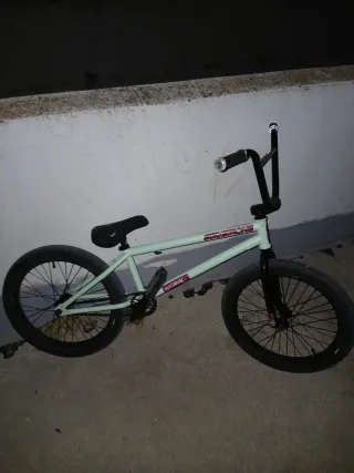 Bicicleta BMX seminueva