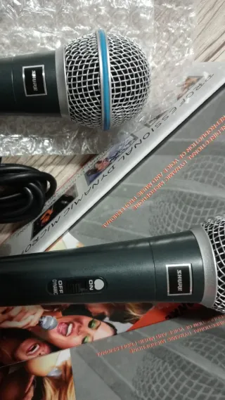 1 Micrófono Shure Dinámico con Cable Disponible 2
