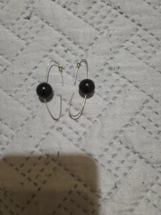 Pendientes negros y plateados