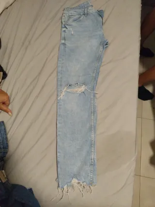 Vaqueros desgastados rotos