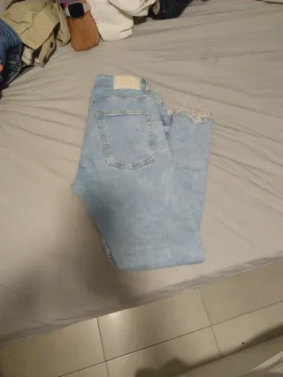 Vaqueros desgastados rotos