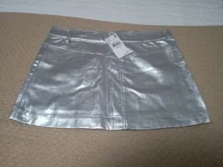 Falda plateada efecto piel