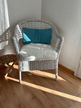 Butaca de mimbre blanca con cojín