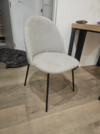 Silla de comedor beige y negra