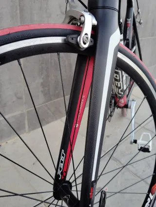 Bicicleta Carretera Felt Z85 Negra y Roja