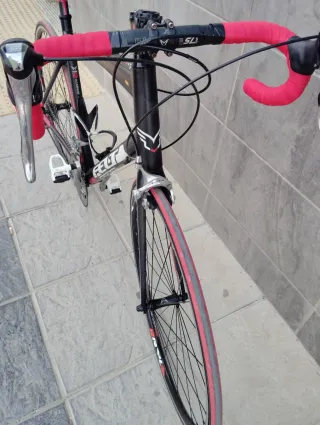 Bicicleta Carretera Felt Z85 Negra y Roja