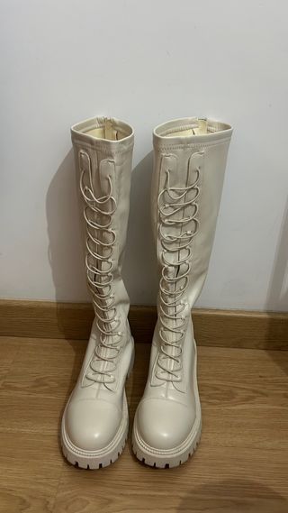 Botas altas beige con cordones