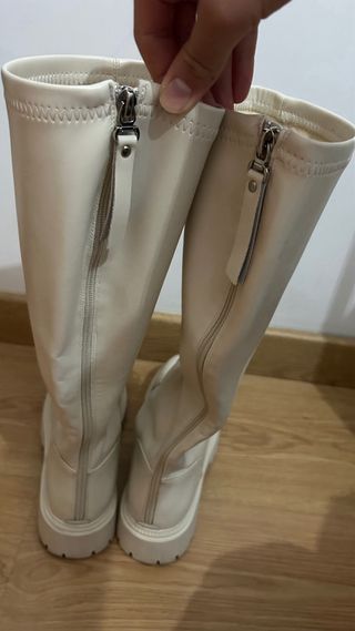 Botas altas beige con cordones