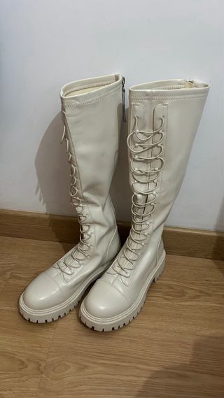 Botas altas beige con cordones