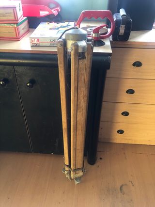 Teodolito antiguo,trípode y ventosa