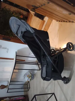 Carrito de bebé negro y gris