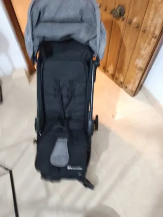 Carrito de bebé negro y gris