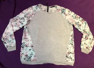 Camiseta-Sudadera Bershka floral gris