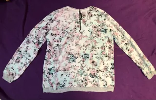 Camiseta-Sudadera Bershka floral gris
